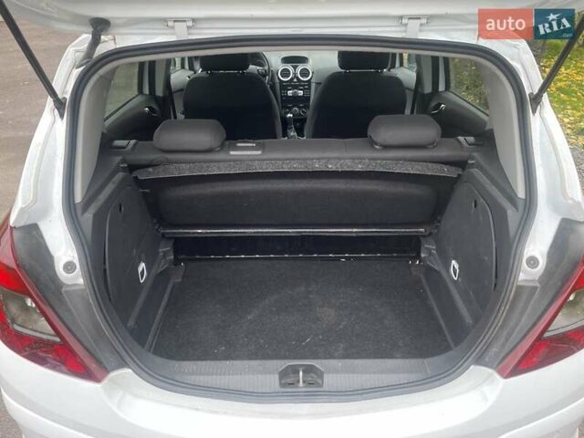 Белый Опель Корса, объемом двигателя 1.4 л и пробегом 150 тыс. км за 6500 $, фото 2 на Automoto.ua