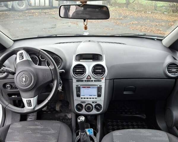 Белый Опель Корса, объемом двигателя 1.3 л и пробегом 240 тыс. км за 4200 $, фото 8 на Automoto.ua