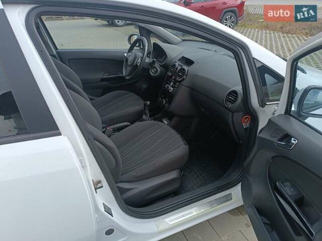 Белый Опель Корса, объемом двигателя 1.3 л и пробегом 207 тыс. км за 5500 $, фото 9 на Automoto.ua