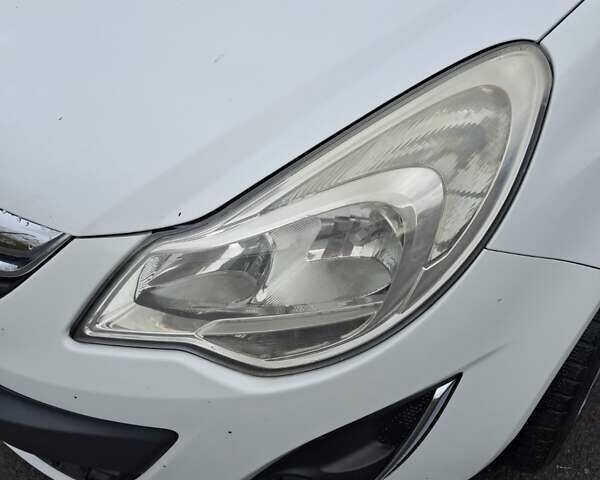 Белый Опель Корса, объемом двигателя 1.3 л и пробегом 240 тыс. км за 4200 $, фото 2 на Automoto.ua