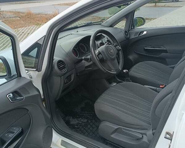 Белый Опель Корса, объемом двигателя 1.3 л и пробегом 207 тыс. км за 5500 $, фото 8 на Automoto.ua