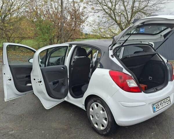 Белый Опель Корса, объемом двигателя 1.3 л и пробегом 240 тыс. км за 4200 $, фото 9 на Automoto.ua