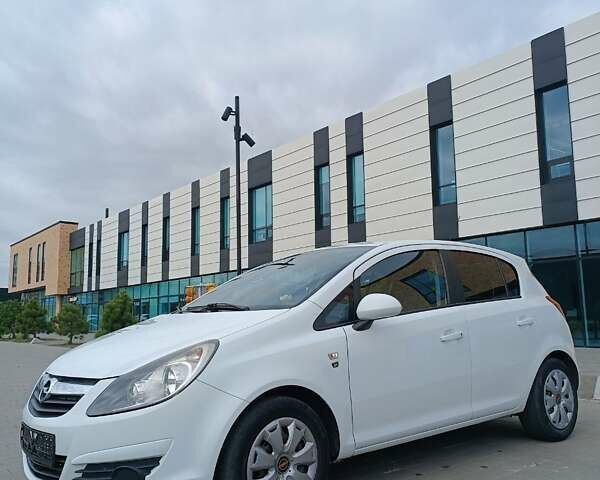 Белый Опель Корса, объемом двигателя 1.3 л и пробегом 207 тыс. км за 5500 $, фото 1 на Automoto.ua