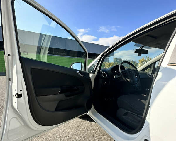 Белый Опель Корса, объемом двигателя 1.23 л и пробегом 185 тыс. км за 4100 $, фото 7 на Automoto.ua