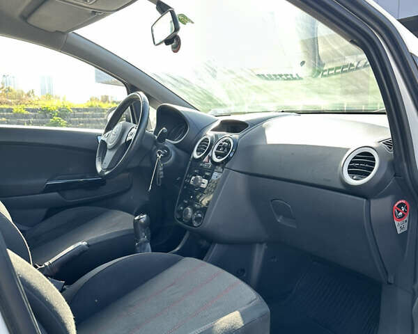 Белый Опель Корса, объемом двигателя 1.23 л и пробегом 185 тыс. км за 4100 $, фото 11 на Automoto.ua