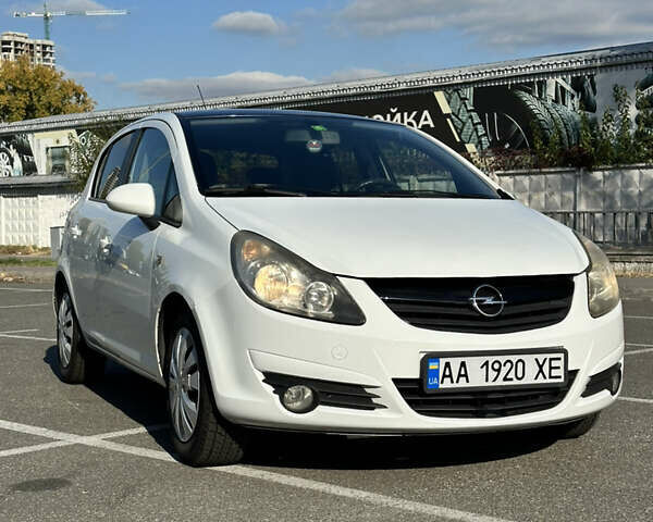 Белый Опель Корса, объемом двигателя 1.23 л и пробегом 185 тыс. км за 4100 $, фото 4 на Automoto.ua