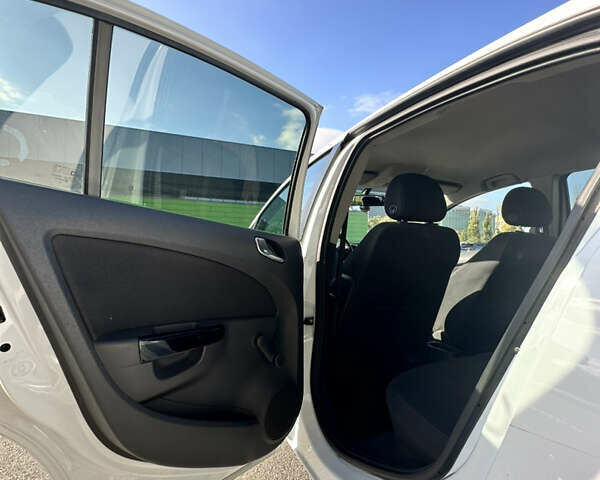 Белый Опель Корса, объемом двигателя 1.23 л и пробегом 185 тыс. км за 4100 $, фото 8 на Automoto.ua