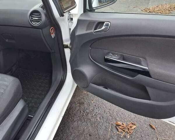 Белый Опель Корса, объемом двигателя 1.3 л и пробегом 240 тыс. км за 4200 $, фото 12 на Automoto.ua