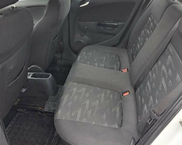 Белый Опель Корса, объемом двигателя 1.3 л и пробегом 240 тыс. км за 4200 $, фото 10 на Automoto.ua