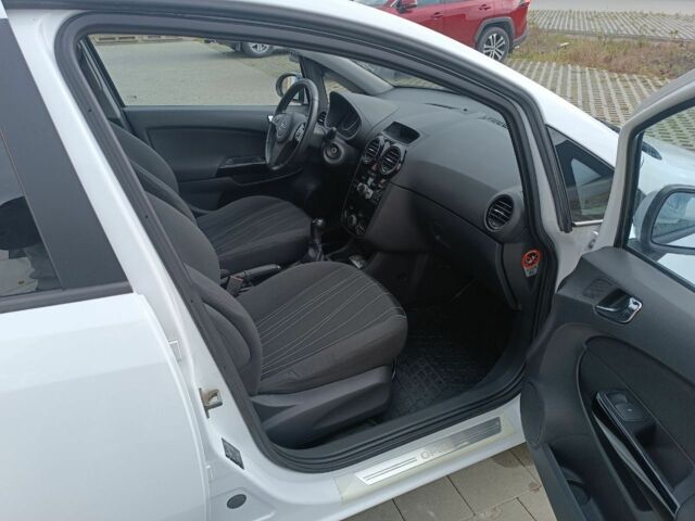 Білий Опель Корса, об'ємом двигуна 1.3 л та пробігом 207 тис. км за 5500 $, фото 12 на Automoto.ua