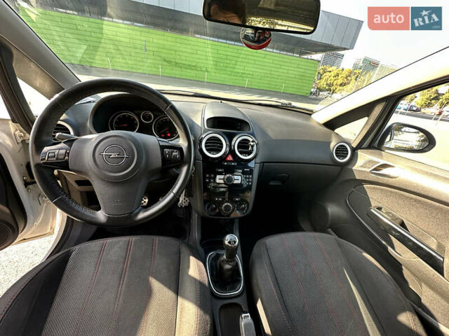 Белый Опель Корса, объемом двигателя 1.23 л и пробегом 185 тыс. км за 4100 $, фото 6 на Automoto.ua