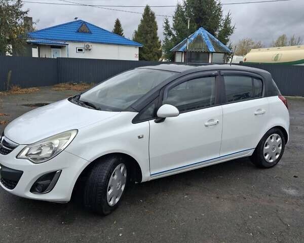 Белый Опель Корса, объемом двигателя 1.3 л и пробегом 240 тыс. км за 4200 $, фото 7 на Automoto.ua