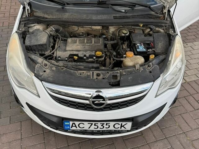 Белый Опель Корса, объемом двигателя 1.23 л и пробегом 250 тыс. км за 4000 $, фото 3 на Automoto.ua