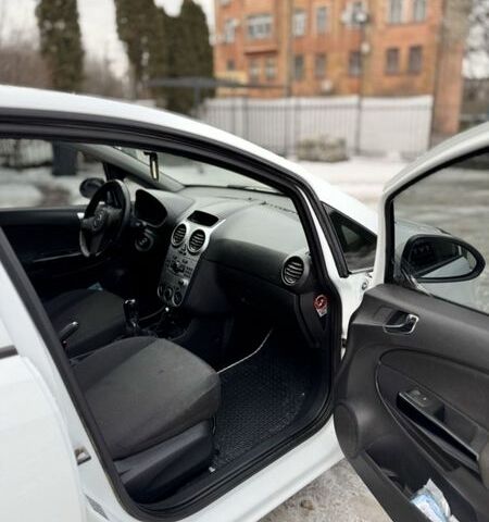 Белый Опель Корса, объемом двигателя 1.25 л и пробегом 235 тыс. км за 4750 $, фото 1 на Automoto.ua
