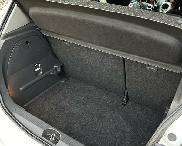 Белый Опель Корса, объемом двигателя 1.3 л и пробегом 182 тыс. км за 5200 $, фото 6 на Automoto.ua