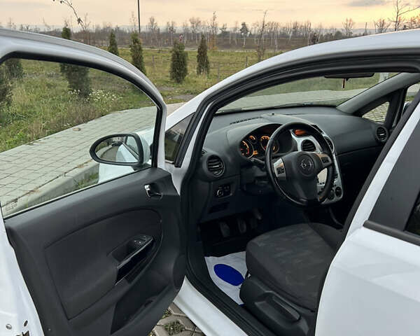 Белый Опель Корса, объемом двигателя 1.3 л и пробегом 182 тыс. км за 5200 $, фото 5 на Automoto.ua
