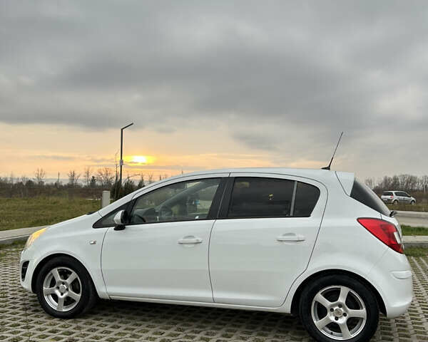 Белый Опель Корса, объемом двигателя 1.3 л и пробегом 182 тыс. км за 5200 $, фото 2 на Automoto.ua