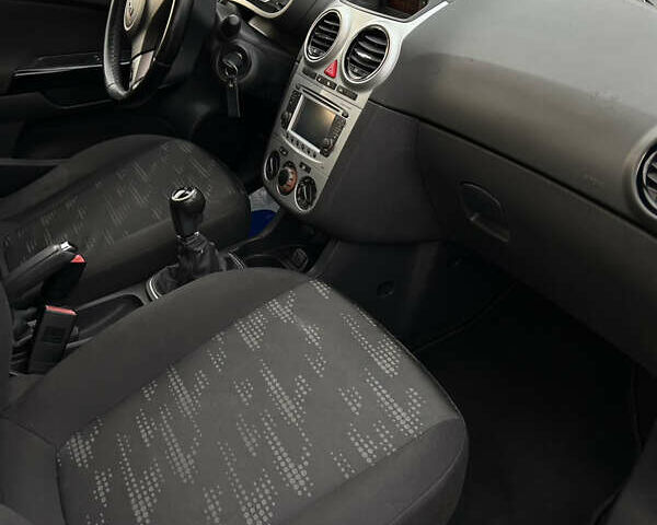 Белый Опель Корса, объемом двигателя 1.3 л и пробегом 182 тыс. км за 5200 $, фото 11 на Automoto.ua