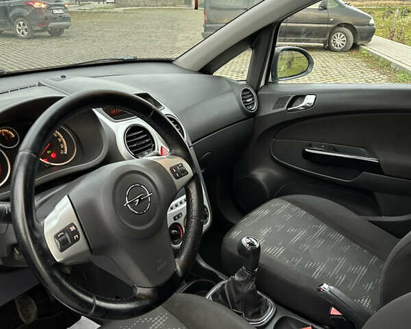 Белый Опель Корса, объемом двигателя 1.3 л и пробегом 182 тыс. км за 5200 $, фото 9 на Automoto.ua