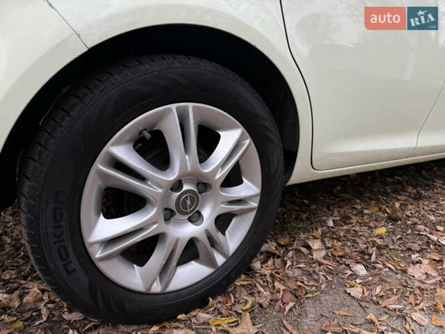 Білий Опель Корса, об'ємом двигуна 1.4 л та пробігом 59 тис. км за 8400 $, фото 10 на Automoto.ua