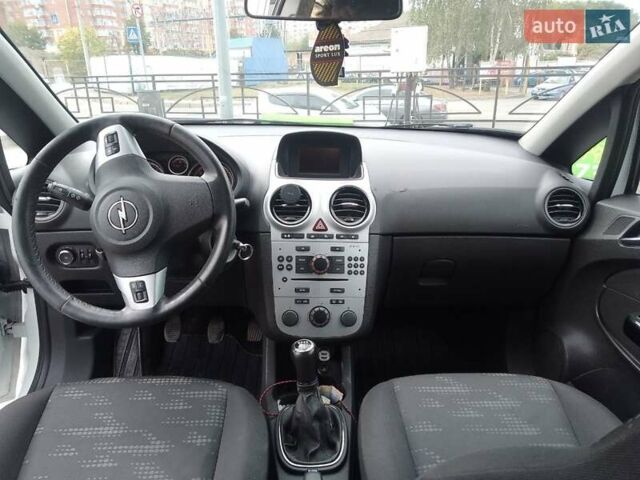 Белый Опель Корса, объемом двигателя 1.23 л и пробегом 164 тыс. км за 5850 $, фото 7 на Automoto.ua