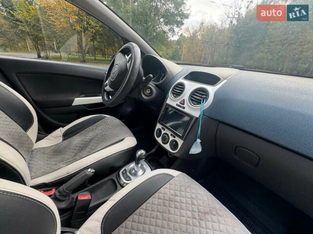 Белый Опель Корса, объемом двигателя 1.23 л и пробегом 179 тыс. км за 6000 $, фото 6 на Automoto.ua