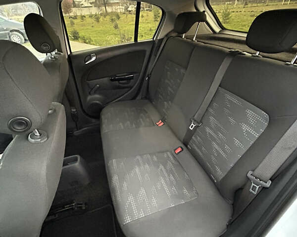 Белый Опель Корса, объемом двигателя 1.3 л и пробегом 182 тыс. км за 5200 $, фото 8 на Automoto.ua