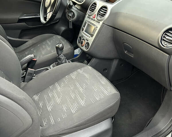 Белый Опель Корса, объемом двигателя 1.3 л и пробегом 182 тыс. км за 5200 $, фото 10 на Automoto.ua