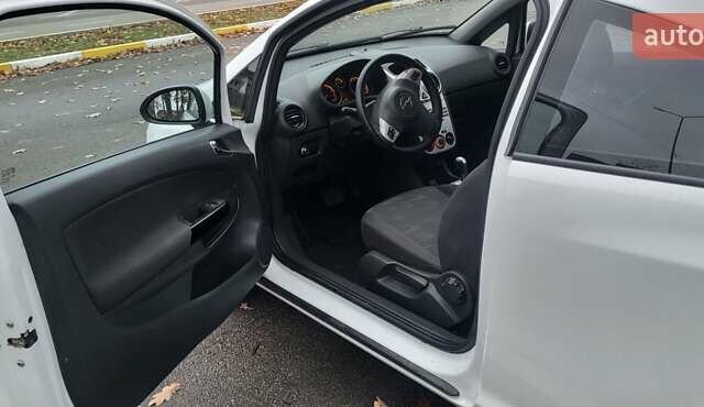Білий Опель Корса, об'ємом двигуна 1.23 л та пробігом 126 тис. км за 5600 $, фото 4 на Automoto.ua