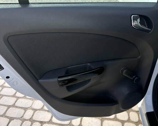 Білий Опель Корса, об'ємом двигуна 1.4 л та пробігом 130 тис. км за 8400 $, фото 18 на Automoto.ua