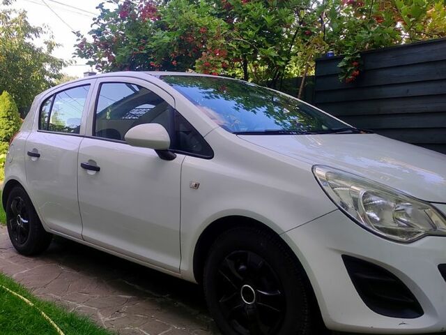 Белый Опель Корса, объемом двигателя 1.2 л и пробегом 195 тыс. км за 5000 $, фото 1 на Automoto.ua