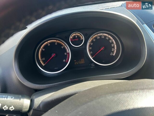 Белый Опель Корса, объемом двигателя 1.25 л и пробегом 257 тыс. км за 7000 $, фото 5 на Automoto.ua