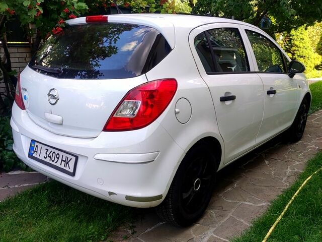 Белый Опель Корса, объемом двигателя 1.2 л и пробегом 195 тыс. км за 5000 $, фото 2 на Automoto.ua