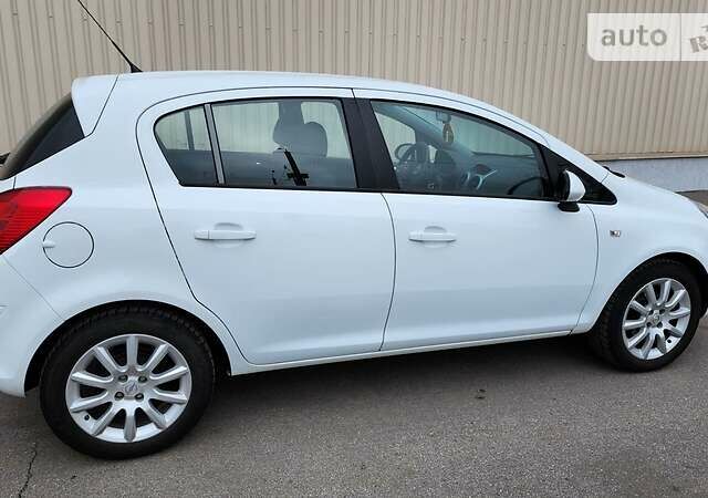 Белый Опель Корса, объемом двигателя 1.2 л и пробегом 73 тыс. км за 6999 $, фото 9 на Automoto.ua