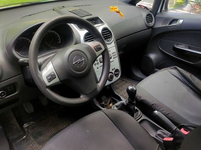 Белый Опель Корса, объемом двигателя 1.2 л и пробегом 195 тыс. км за 5000 $, фото 3 на Automoto.ua