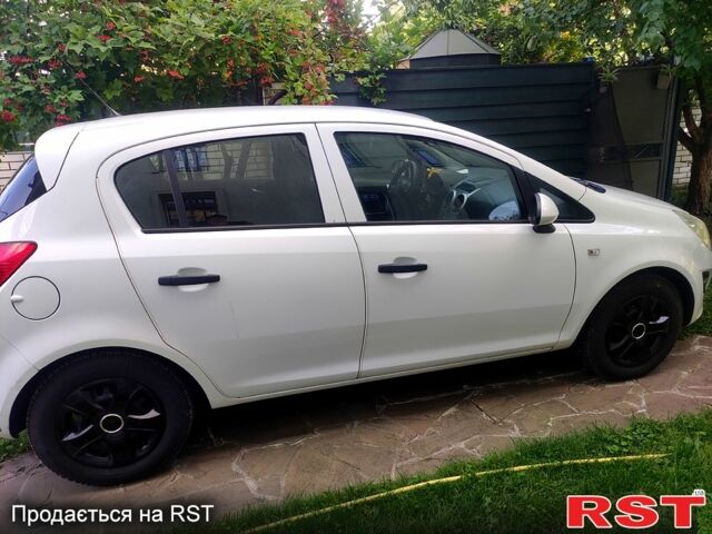 Белый Опель Корса, объемом двигателя 1.2 л и пробегом 195 тыс. км за 5000 $, фото 4 на Automoto.ua