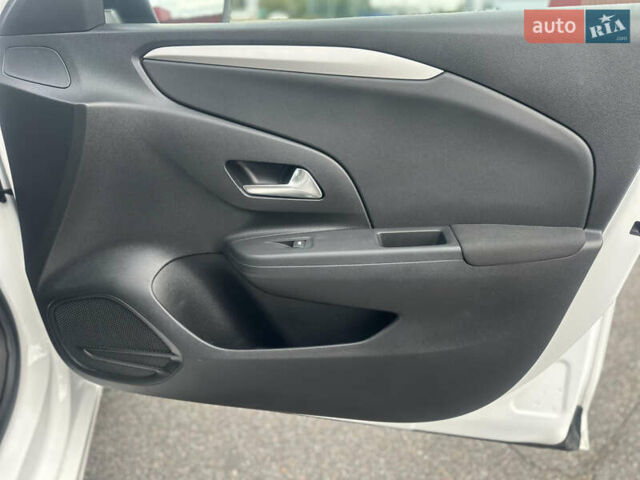 Белый Опель Корса, объемом двигателя 1.2 л и пробегом 44 тыс. км за 12500 $, фото 12 на Automoto.ua