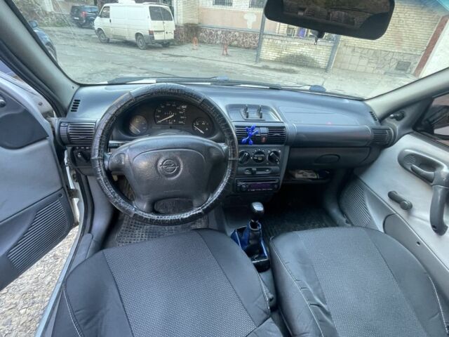 Білий Опель Корса, об'ємом двигуна 1.2 л та пробігом 210 тис. км за 1850 $, фото 2 на Automoto.ua