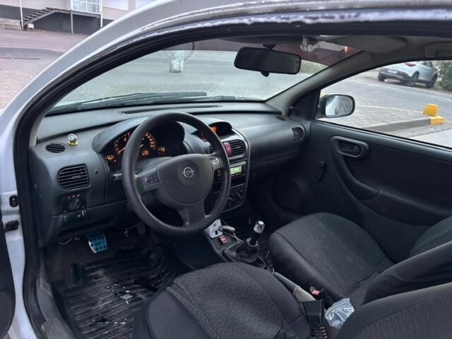 Белый Опель Корса, объемом двигателя 1.2 л и пробегом 199 тыс. км за 1550 $, фото 4 на Automoto.ua