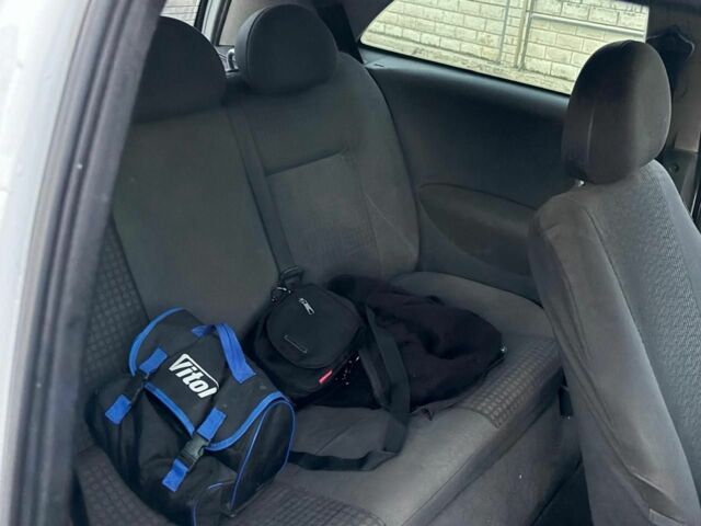 Белый Опель Корса, объемом двигателя 1.2 л и пробегом 199 тыс. км за 1550 $, фото 6 на Automoto.ua