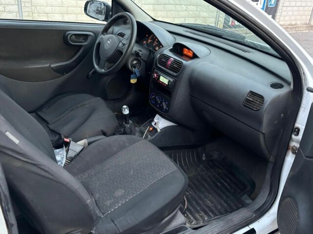 Белый Опель Корса, объемом двигателя 1.2 л и пробегом 199 тыс. км за 1550 $, фото 2 на Automoto.ua