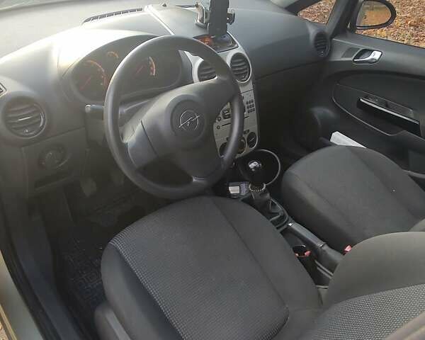 Бежевий Опель Корса, об'ємом двигуна 1.23 л та пробігом 170 тис. км за 4200 $, фото 4 на Automoto.ua