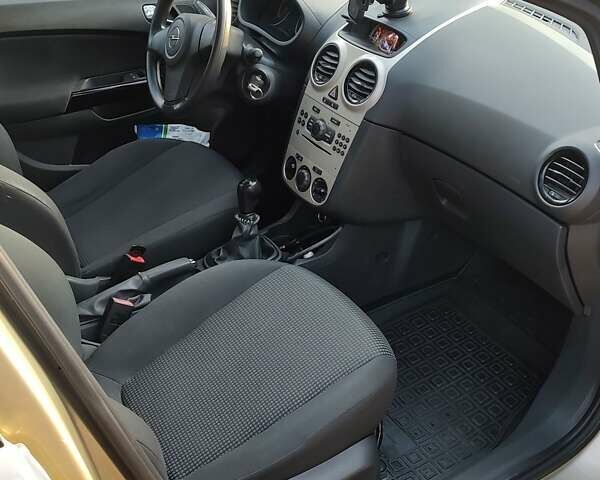 Бежевий Опель Корса, об'ємом двигуна 1.23 л та пробігом 170 тис. км за 4200 $, фото 9 на Automoto.ua