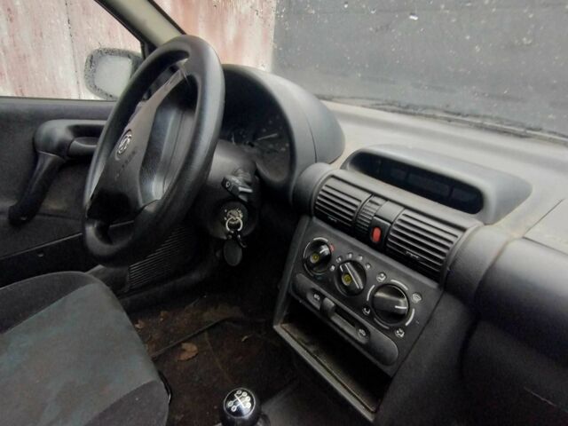 Черный Опель Корса, объемом двигателя 1 л и пробегом 1000 тыс. км за 1100 $, фото 7 на Automoto.ua