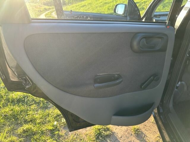 Черный Опель Корса, объемом двигателя 1.7 л и пробегом 340 тыс. км за 3000 $, фото 16 на Automoto.ua