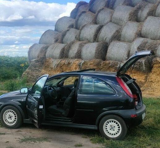 Черный Опель Корса, объемом двигателя 1 л и пробегом 215 тыс. км за 2300 $, фото 2 на Automoto.ua