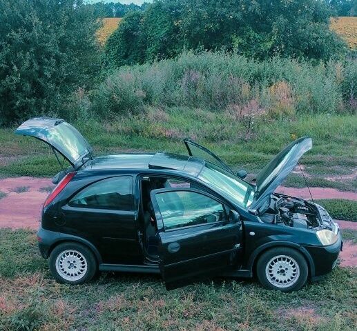 Черный Опель Корса, объемом двигателя 1 л и пробегом 215 тыс. км за 2300 $, фото 1 на Automoto.ua