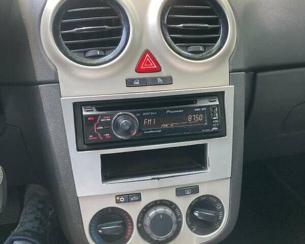 Черный Опель Корса, объемом двигателя 1.2 л и пробегом 204 тыс. км за 3800 $, фото 5 на Automoto.ua