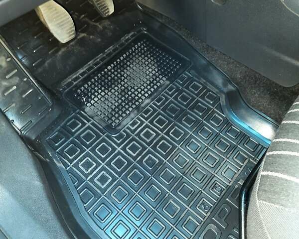 Черный Опель Корса, объемом двигателя 1 л и пробегом 225 тыс. км за 4700 $, фото 28 на Automoto.ua