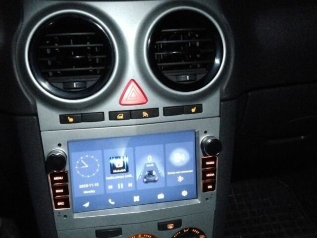 Черный Опель Корса, объемом двигателя 1.3 л и пробегом 343 тыс. км за 2700 $, фото 1 на Automoto.ua